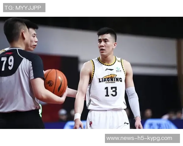 郭艾伦半场表现出色8投4中斩获10分3篮板1助攻压哨三分惊艳全场 郭艾伦半场表现出色8投4中斩获10分3篮板1助攻压哨三分惊艳全场